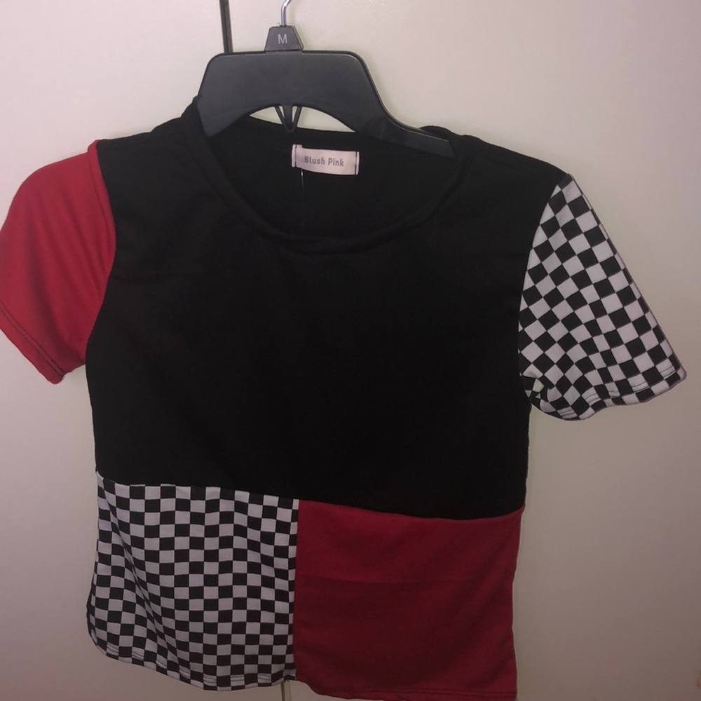 medium checkered white black and red t shirt